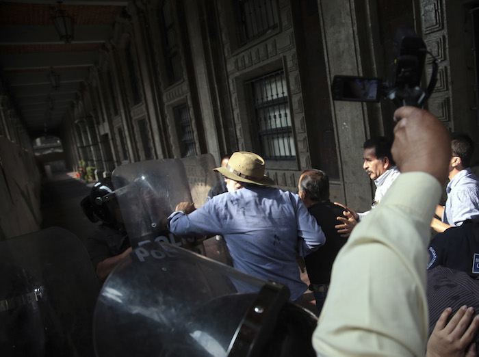 Ayer, el activista Javier Sicilia resultó lesionado en un altercado con policías del Mando Único que resguardaban el de Morelos. Foto: Cuartoscuro