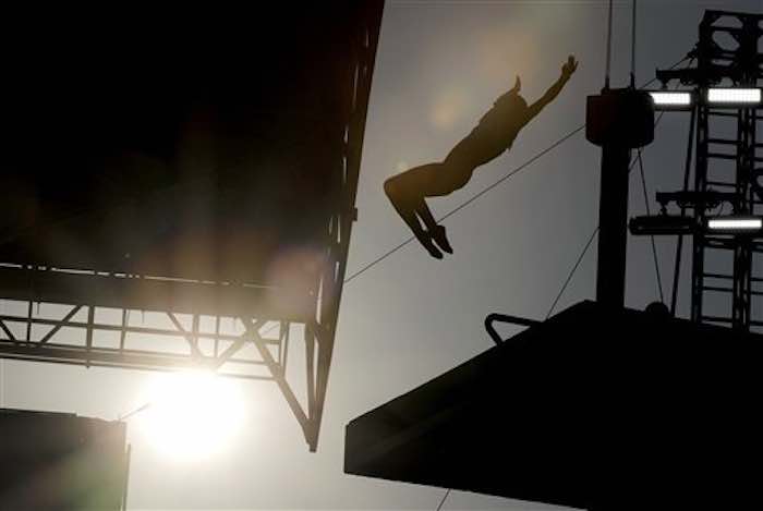 Paola Espinosa realiza un clavado en preliminares. Foto: AP.