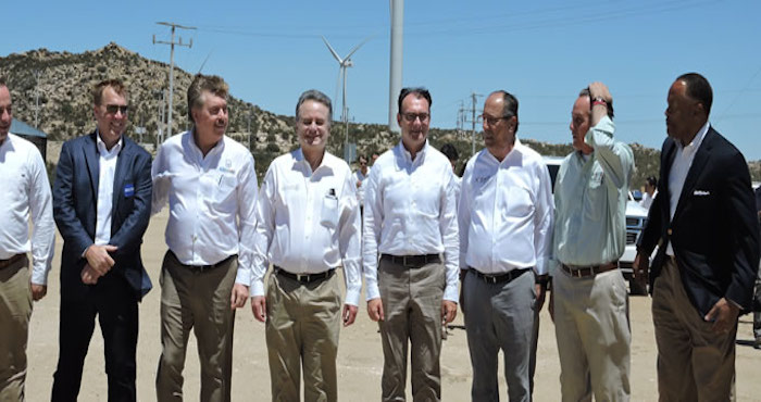 En 2014, Sempra vendió la mitad del proyecto a la empresa Intergen y ganó 19 millones de dólares en la transacción. Del lado mexicano, las autoridades obtuvieron 455 millones de pesos de IVA por la adquisición del financiamiento para la instalación de los primeros 47 aerogeneradores. Foto: Gobierno de Baja California