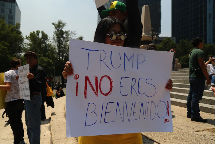 Capitalinos se manifestaron con pancartas en el Ángel de la Independencia en repudio de la visita de Donald Trump a México. Foto: Crisanto Rodríguez, SinEmbargo.