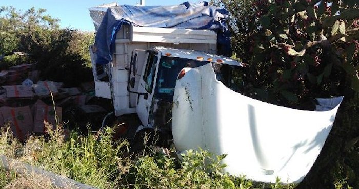 En el aparatoso accidente un jornalero, aún no identificado, perdió la vida y 20 más resultaron heridos. Foto: @suegemergencias