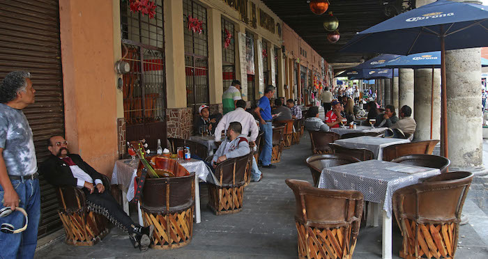 No hay que ir muy lejos para darse cuenta de lo que está sucediendo, pensaba el paseante, mientras se abría paso por los corredores habituales, los más frecuentados por los habitantes de la zona turística de la ciudad. Foto: Cuartoscuro. 