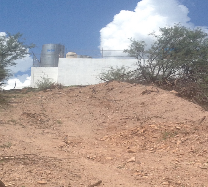 La potabilizadora prometida por el Fideicomiso funciona a medias en Banacahuchi. Foto: Shaila Rosagel.