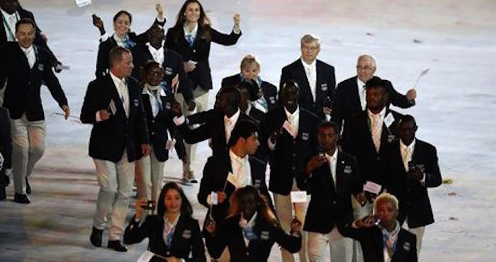 En un mundo el que las constituciones consagran el derecho de toda persona a salir de su país y el de solicitar asilo en caso de persecución o violencia. Hay quienes construyen muros para evitarlo. La luz de esos diez atletas olímpicos brilla intentando iluminar nuestras conciencias. Foto: EFE