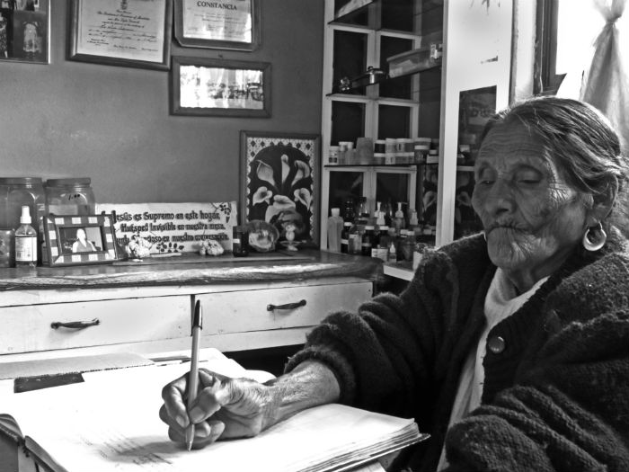 Rosita con su primera libreta de registro. Foto: RAM