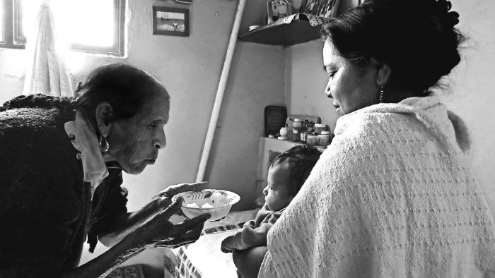 Rosita en una curación de caída de mollera. Archivo Roberto Campos