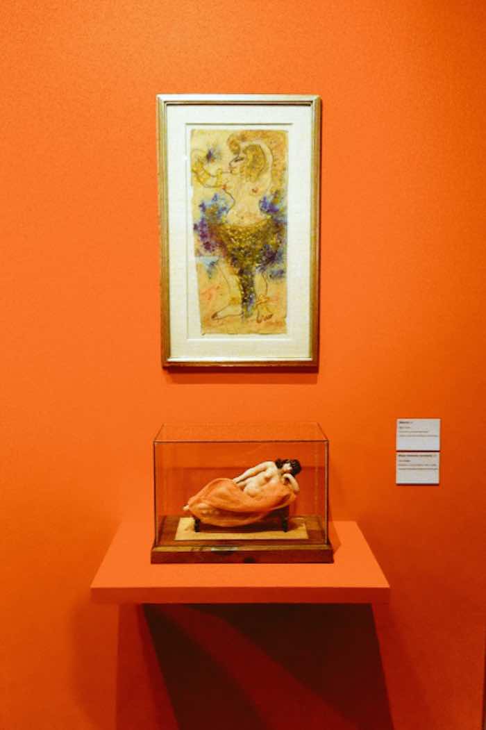 Unas 300 piezas van narrando la imposición y la represión católica en el siglo XVI a los habitantes de México, las libertades sexuales de ciertos grupos durante 300 años de colonización, junto con la doble moral y la proliferación de los prostíbulos en el siglo XIX. Foto: Secretaría de Cultura.