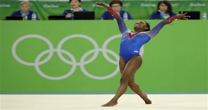 La estadounidense Simone Biles realiza su rutina de piso en la final de aparatos de los Juegos OlÌmpicos de RÌo de Janeiro el martes,16 de agosto de 2016. (AP Photo/Dmitri Lovetsky)