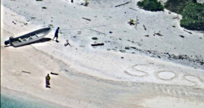 En esta imagen proporcionada por la Marina estadounidense, dos marineros varados hacen señales de ayuda al paso de una aeronave P-8A Poseidon de la Marina en apoyo de una misión de búsqueda y rescate de la Guardia Costera en una isla deshabitada de Micronesia, Hawaii. Foto: AP