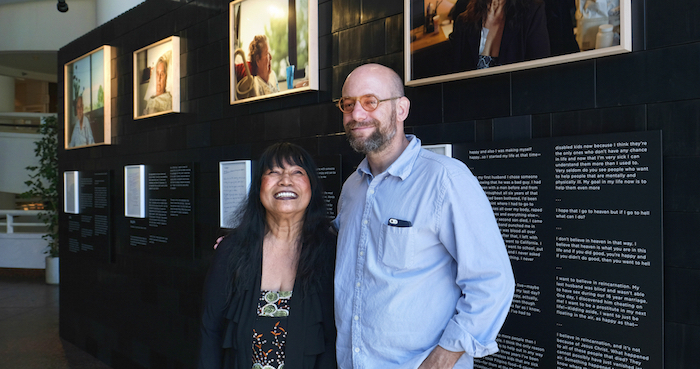 El fotógrafo Andrew George, a la derecha, posa junto a Nelly Gutierrez, quien aparece en la exhibición de George "Justo antes de morir" en el Museo de la Tolerancia en Los Ángeles. Foto: AP