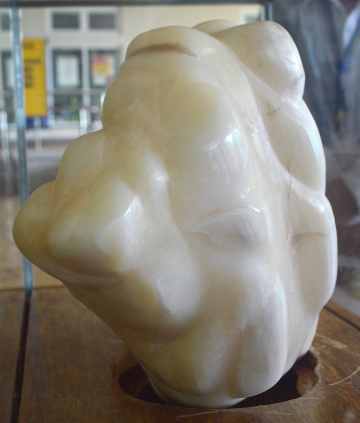 El pescador, su padre y sus hermanos hallaron la perla, de forma irregular. Foto: AP