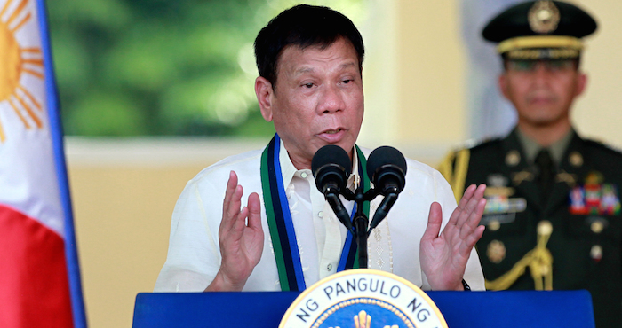 El gobierno estadounidense ha expresado preocupación por las muertes extrajudiciales de presuntos traficantes y consumidores de drogas durante una batida sangrienta supervisada por el presidente de Filipinas Rodrigo Duterte (en la foto) , y exhortó a su gobierno que se asegure de cumplir con las sus obligaciones de derechos humanos. Foto: Archivo, AP