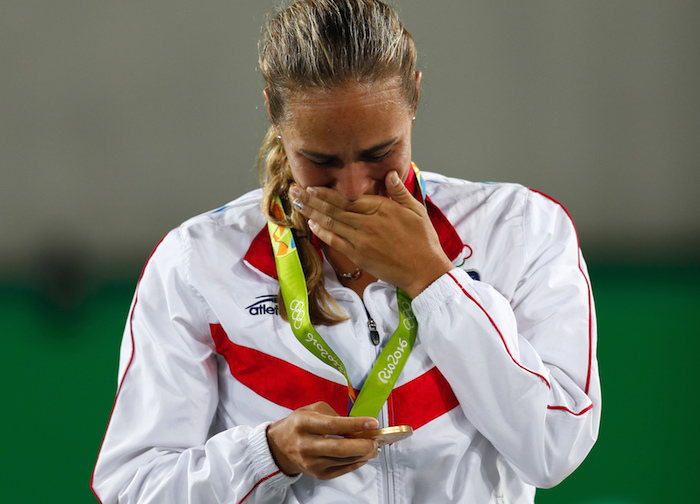 La puertorriqueña Mónica Puig llora al recibir la medalla de oro del tenis de los Juegos Olímpicos. Foto: AP.