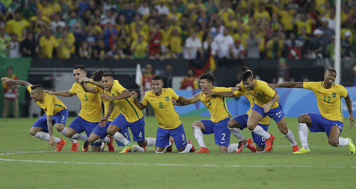 Los jugadores de la Selección de Brasil inician su celebración después que el astro Neymar anota el gol decisivo en los penales, en la final ante Alemania en el futbol olímpico de hombres en el Estadio Maracaná, en Río de Janeiro, Brasil. Foto: AP.