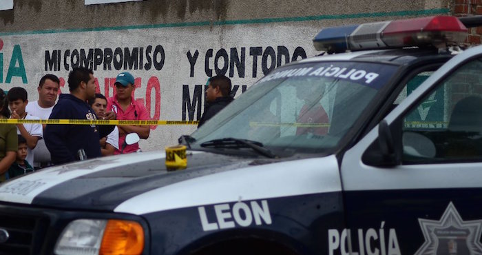 ¿Cómo se va a poder enfrentar el reto de la alta criminalidad cotidiana y de la presencia del crimen organizado si la corporación policiaca de León carece de disciplina y de respeto a la ley? ¿Se puede combatir al crimen con el crimen? Foto: Zona Franca