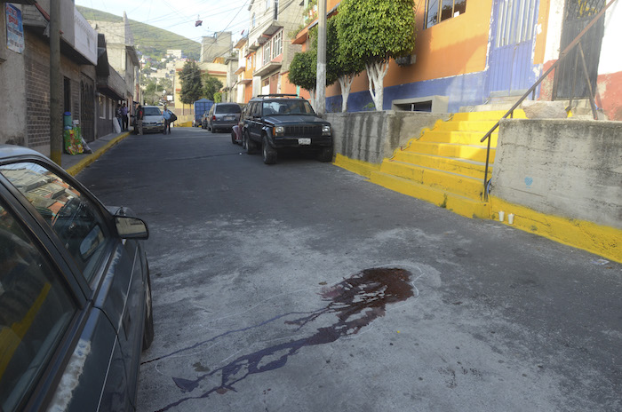 TLALNEPANTLA, ESTADO DE MÉXICO, 23AGOSTO2016.- Los cuerpos de dos hombres de color fueron hallados amordazados a la mitad de la calle de Purépechas casi esquina con avenida Cantera, colonia Cuauhtémoc. FOTO: ARMANDO MONROY /CUARTOSCURO.COM