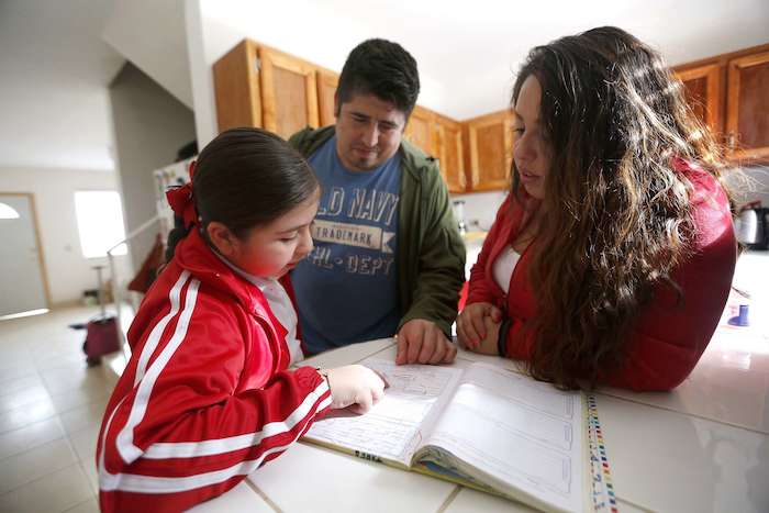 Aprender el lenguaje ha sido lo más difícil en su nueva vida en Tijuana para Génesis, una niña ciudadana estadounidense que salió de Estados Unidos cuando sus padresse vieron forzados a salir del país al recibir una orden de deportación. Foto: Aurelia Ventura/ La Opinion