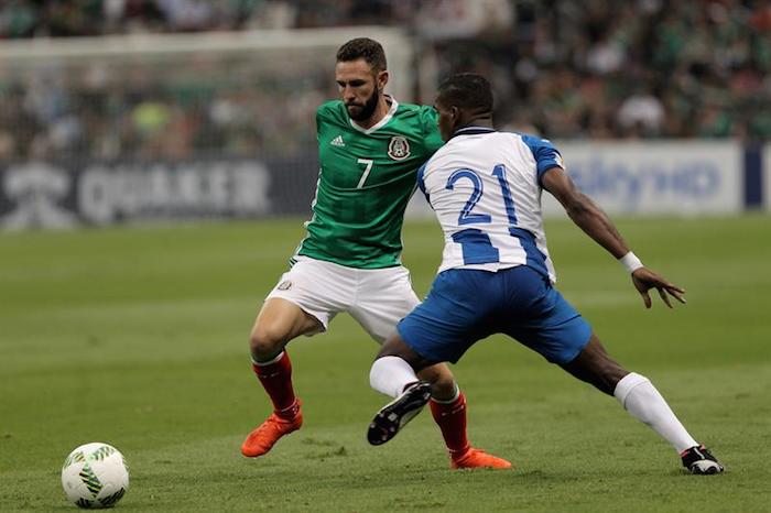 Miguel Layun de México disputa el balón ante Brayan Beckles de Honduras, durante un juego entre México y Honduras por las eliminatorias de la CONCACAF para Rusia 2018. Foto: EFE