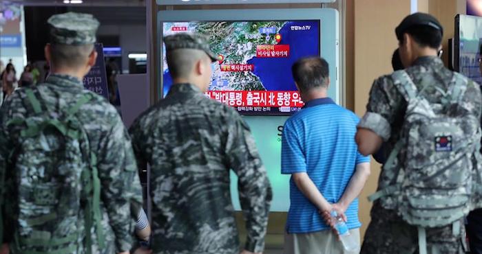 Un grupo de personas observan una transmisión de televisión sobre un movimiento sísmico hoy. Foto: EFE