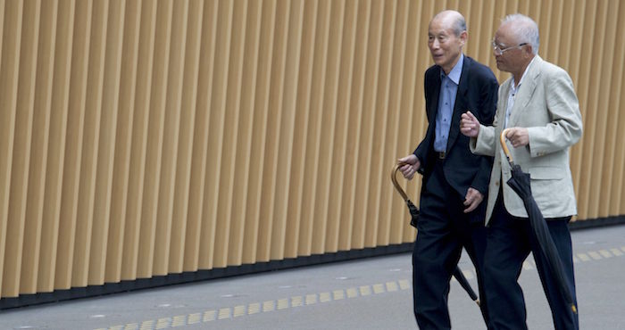 Dos ancianos caminan por Tokio. Foto: EFE