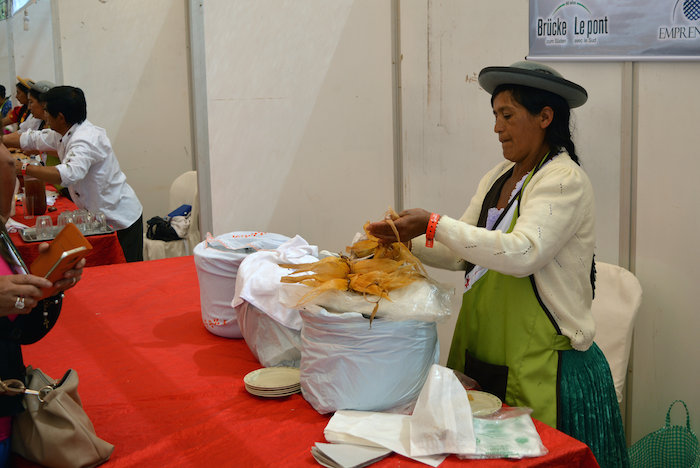 Una mujer ofreciendo productos en la quinta edición del encuentro culinario Tambo 2016. Foto: EFE