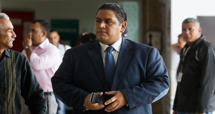 CAR03. CARACAS (VENEZUELA) 02/05/2016.- Luis Emilio RondÛn Gonz·lez (c) rector del del Consejo Nacional Electoral (CNE) camina en la entrada del organismo para una reuniÛn hoy, lunes 2 de mayo de 2016, en Caracas (Venezuela). Miembros de la comisiÛn creada por el presidente venezolano, Nicol·s Maduro, para "vigilar" el proceso que busca que la continuidad de su mandato sea decidido en un referendo pidieron hoy al Poder Electoral detener la iniciativa si la oposiciÛn incurre en actos violentos. EFE/MIGUEL GUTI…RREZ