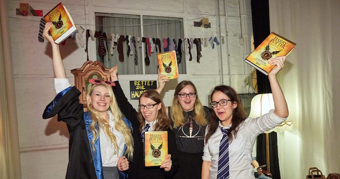 Fans de la saga en Hamburgo, Alemania. Foto: EFE/EPA/Georg Wendt