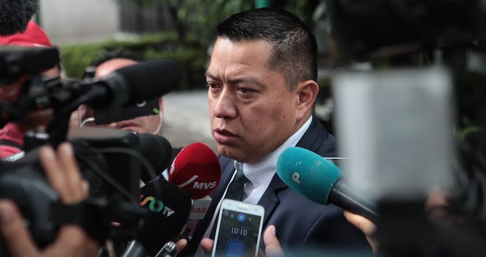 Ándres Granados Flores, abogado de Joaquín Guzmán Loera, conocido como "El Chapo Guzmán" habla a la prensa al salir de los juzgados de lo penal. Foto: EFE