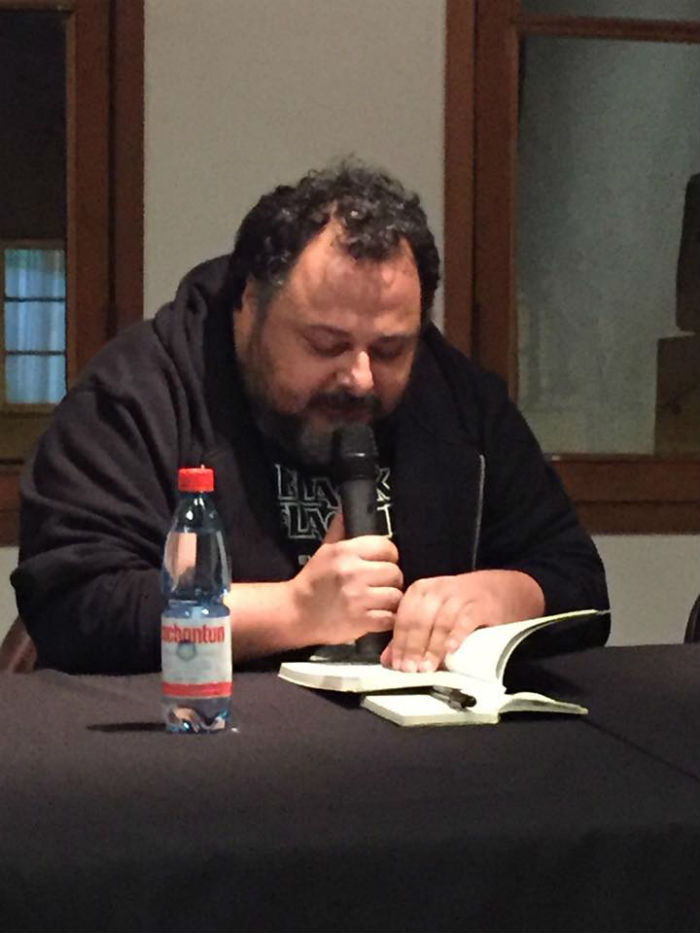 Álvaro Bisama o cómo hostigar a un librero. Foto: Facebook