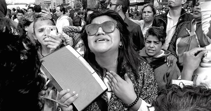 La muestra de afecto a las afueras de Bellas Artes se expresaba con el canto, con llanto, risas Foto: Sugeyry Gándara, Sinembargo.