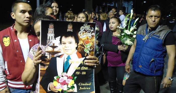 Hasta las 23:00 horas de ayer, las filas para esperar a ver la urna del Divo eran largas. Foto: Sugeyry Gándara, SinEmbargo