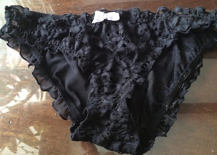 La nota que recibió la mujer fue anónima. Y la culpa la tuvieron estas pantaletas. Foto: Facebook/ Charlotte Wilkinson