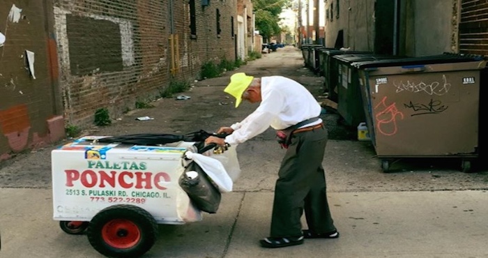 A sus 90 años, Fidencio Sánchez sale a las calles de Chicago a vender paletas y helados. Foto: GoFundMe