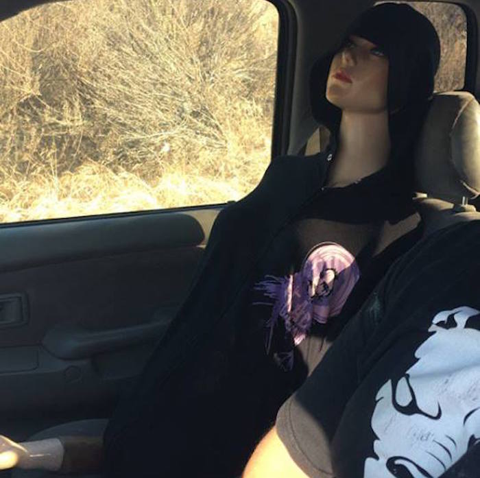 La policía descubrió que usó un maniquí para hacerlo pasar por una persona verdadera. Foto: Facebook Brea Police Department