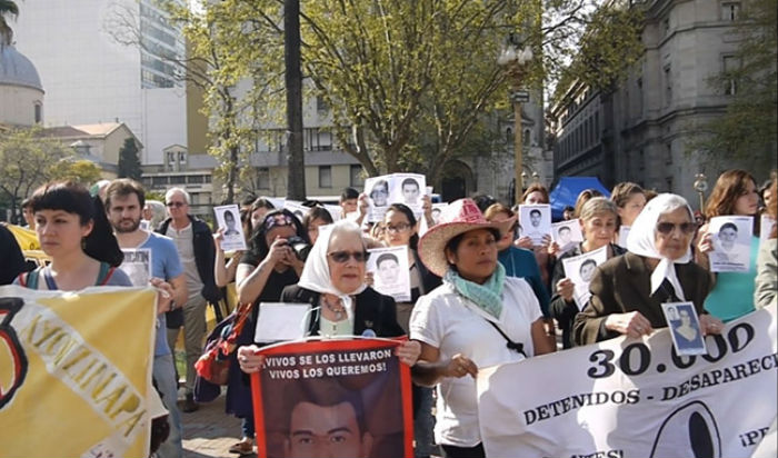 La madre de Benjamín Ascencio Bautista, junto a las Madres de Plaza de Mayo. Foto: Especial