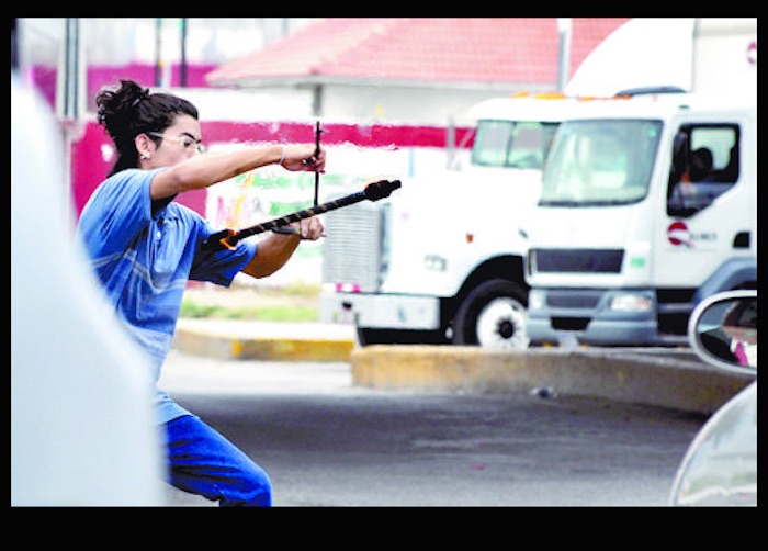 "Hay que estar listos para el cambio de luz y correr para ponerte en el paso de cebra para hacer la rutina” relata Cristian. Foto: Vanguardia 