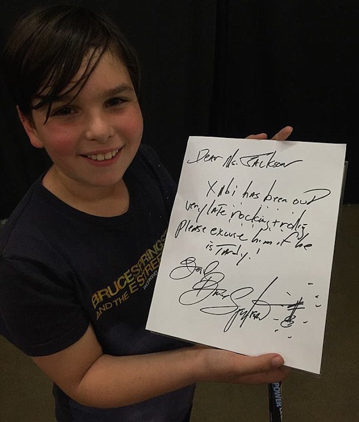 Esta fue la nota que el menor recibió del cantante. Foto: Facebook. 