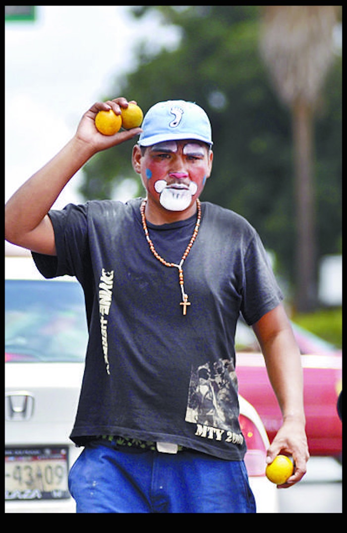 "Nos quitan el dinero, el material de trabajo y además nos cobran una fianza" reclama Javier Mata. Foto: Vanguardia 