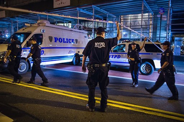 Policías llegan al lugar de una explosión en el barrio de Chelsea, Manhattan, en Nueva York. Foto: AP