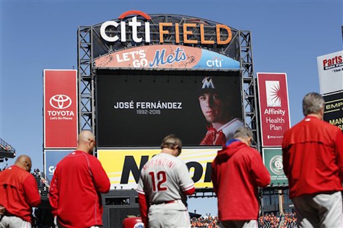 Miembros de los Filis de Filadelfia participan en un minuto de silencio por la muerte del lanzador cubano José Fernández. Foto: AP/Seth Wenig