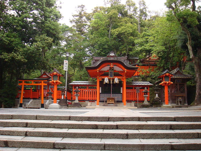 Un santuario dentro del complejo del Fushimi Inari. FOto: Wikimedia Commons