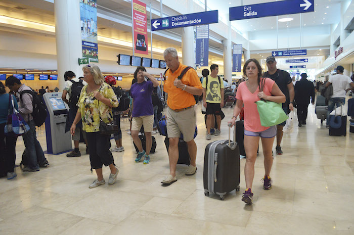 CANCÚN, QUINTANA ROO, 28DICIEMBRE2015.- En menos de un mes, el Aeropuerto Internacional de Cancún (AIC) rompIó su propio récord luego que este lunes recibiera al pasajero 19 millones, casi 2 millones más que al cierre de 2014. FOTO: ELIZABETH RUIZ /CUARTOSCURO.COM