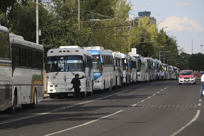 Por diversas avenidas aledañas cientos de camiones estaban estacionados tras haber transportado a miles de "invitados especiales". Foto: Cuartoscuro