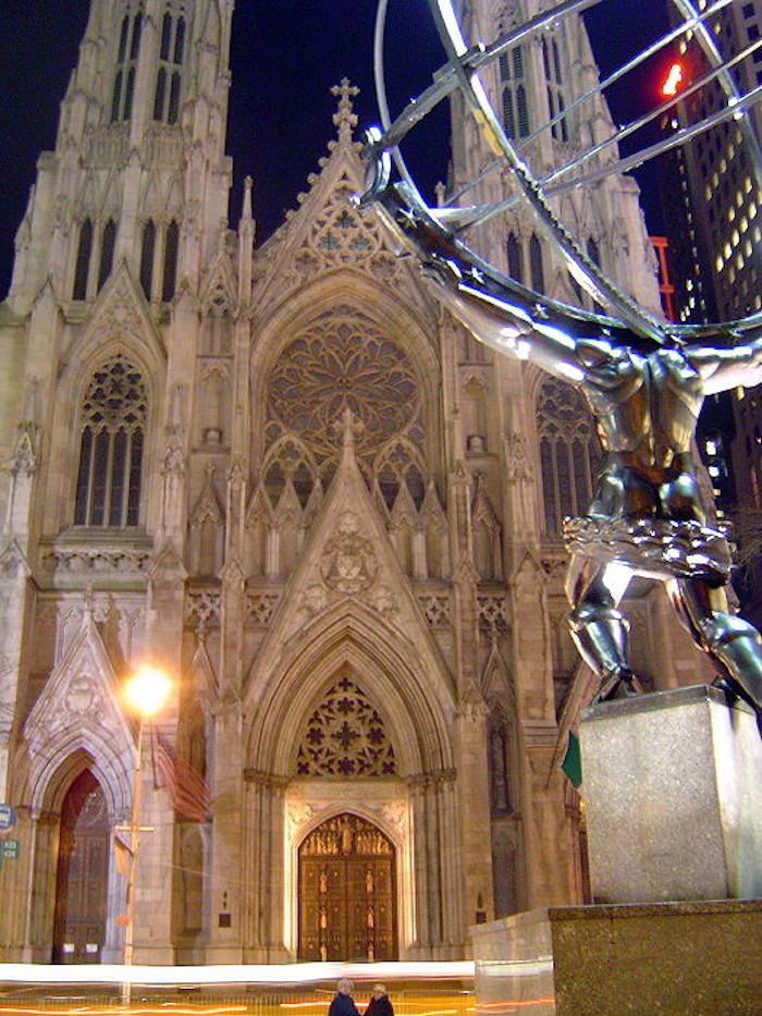 La catedral de St Patrick y el Atlas hecho por el artista Lee Lawrie. Foto: Wikimedia Commons