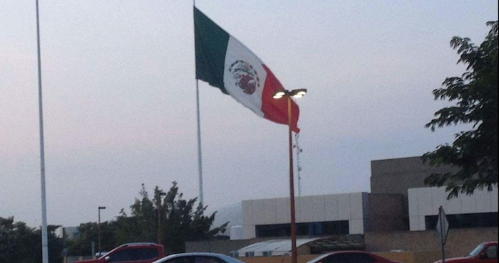 La bandera mexicana duró izada de cabeza cerca de una hora en Colima. Foto: Especial