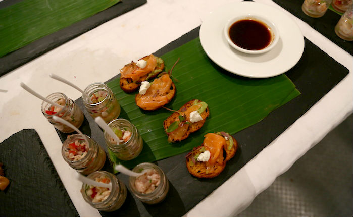 Los bocadillos servidos durante la presentación del libro, que incluían tequila. Foto: Cri Rodríguez