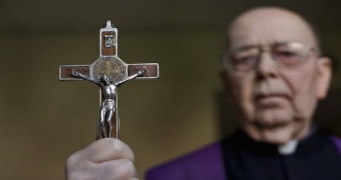 El padre Amorth realizó al menos 70 mil exorcismos. Foto: Video de Youtube