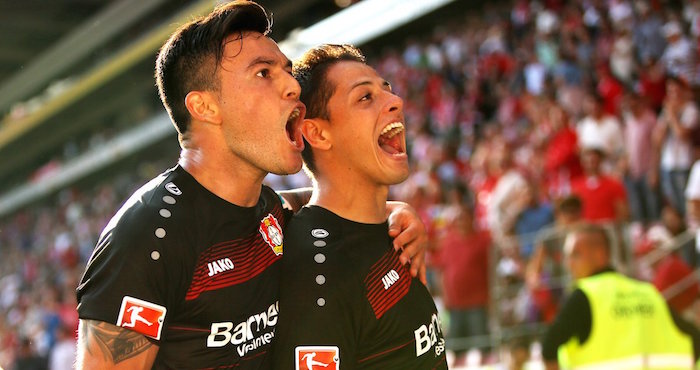 "Chicharito" celebrando uno de sus tres goles. Foto: bayer04_es