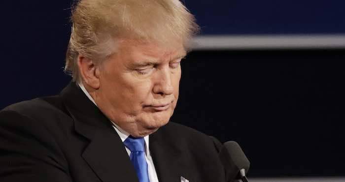 El candidato republicano a la presidencia de Estados Unidos, Donald Trump, escucha una pregunta de la candidata demócrata Hillary Clinton durante un debate presidencial,. Foto: AP.