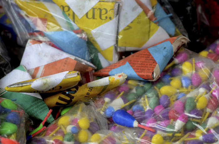 Aunque año con año se hacen decomisos grandes por parte de la autoridad, la gente se las arregla para conseguir los cohetes. Foto: Cuartoscuro 